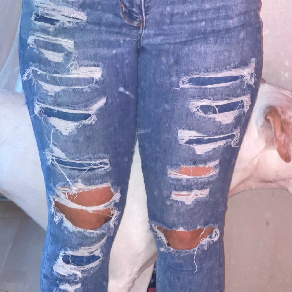 Light wash ripped American eagle jeans